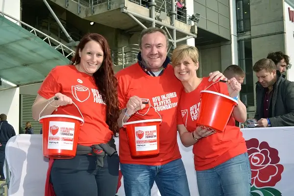 IPF fundraisers collecting money